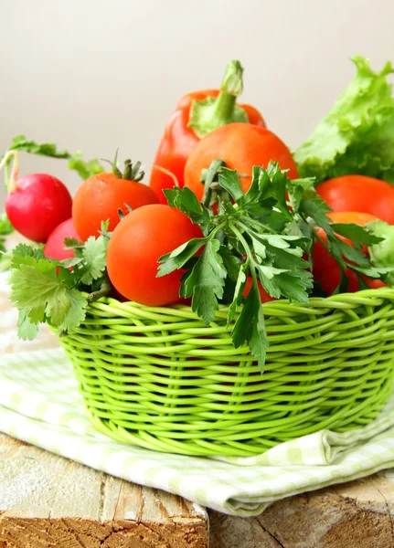 Verschiedenes frisches Gemüse auf dem Tisch — Stockfoto