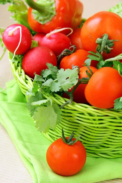 Различные свежие овощи на столе — стоковое фото