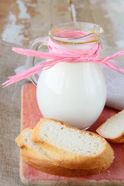 Свіжий хліб і глечик з молоком - сільське натюрморт — стокове фото