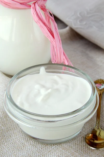 Crema agria de productos lácteos fermentados en una taza blanca — Foto de Stock