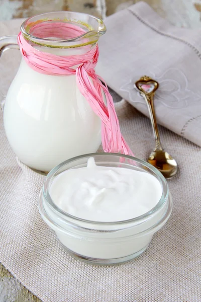 Produits laitiers fermentés crème sure dans une tasse blanche — Photo