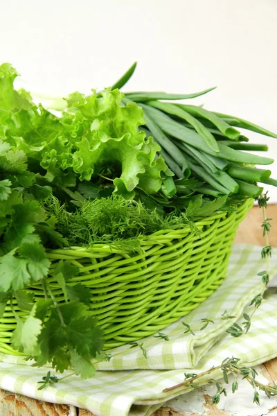 Hierba verde fresca perejil eneldo cebolla hierbas se mezclan en una canasta de mimbre — Foto de Stock