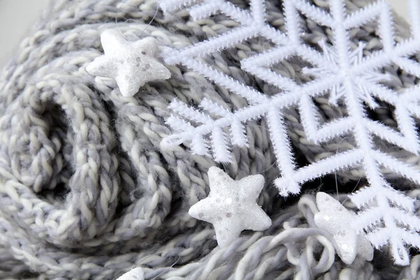 Warme gebreide grijze sjaal — Stockfoto