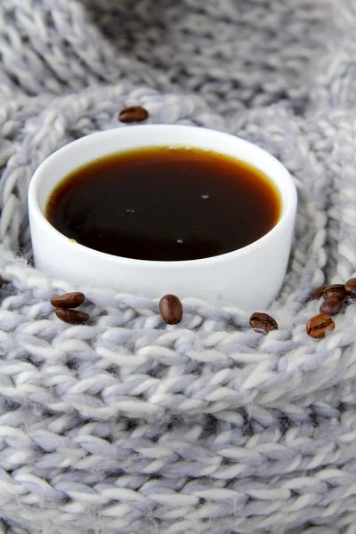 白杯中的咖啡裹着一条灰色的围巾 — 图库照片