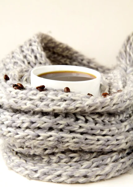 Café en taza blanca envuelto en una bufanda gris —  Fotos de Stock