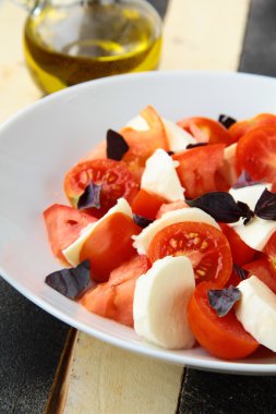 geleneksel İtalyan caprese salatası mozzarella domates ve fesleğen