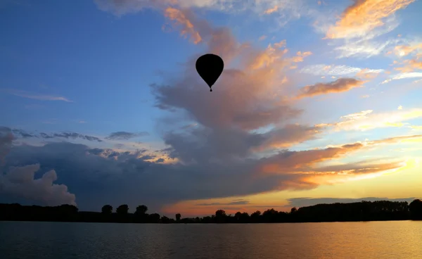 Ballon und Sonnenuntergang — Stockfoto