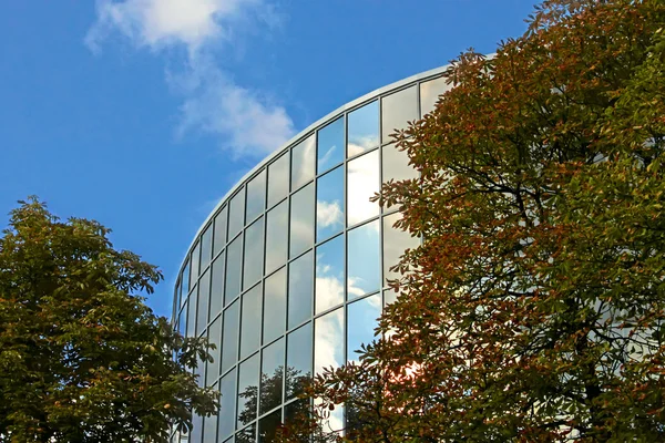 Modernes Gebäude im Herbst — Stockfoto