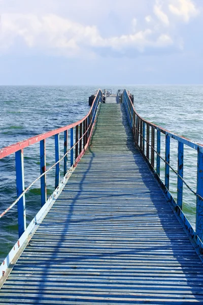 Oude houten zee pier — Stockfoto