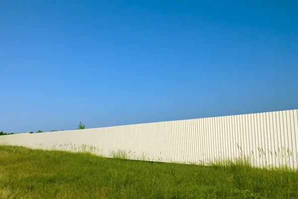 Long white metal fence — Stock Photo, Image