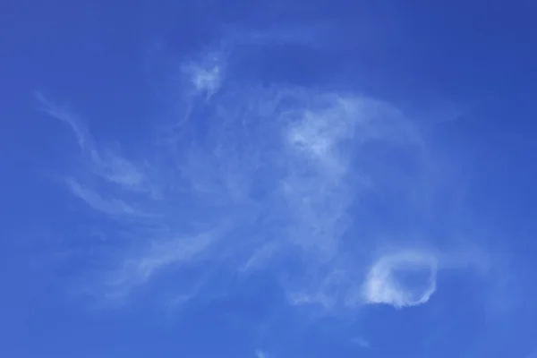 Beyaz kolay bulutlar — Stok fotoğraf