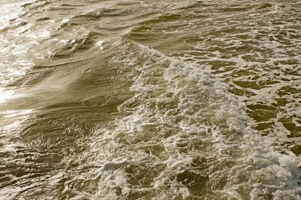 Пена на поверхности моря — стоковое фото