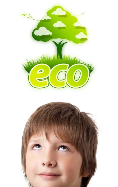 Młody głowę patrząc na eko zielony znak — Zdjęcie stockowe
