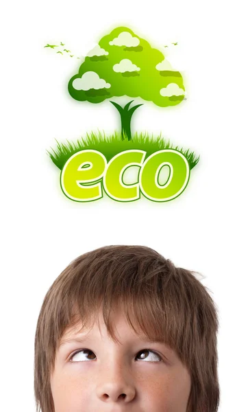 看着绿色生态标志的少年头 — 图库照片