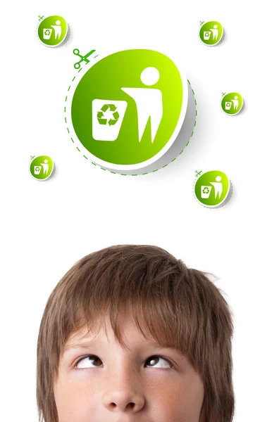 Молода голова дивиться на зелений екологічний знак — стокове фото