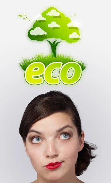 Mladá dívka hledá zavináč zelená eco — Stock fotografie