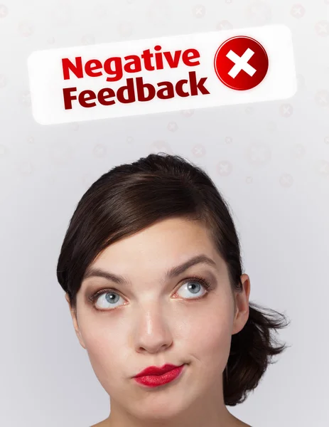 Chica joven mirando a los signos negativos positivos —  Fotos de Stock