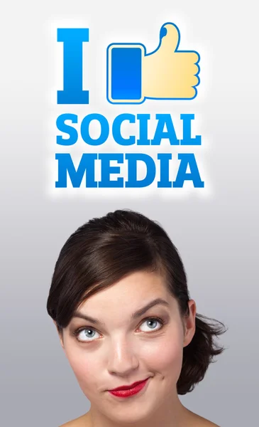 Ung flicka tittar på sociala typ av ikoner och skyltar — Stockfoto