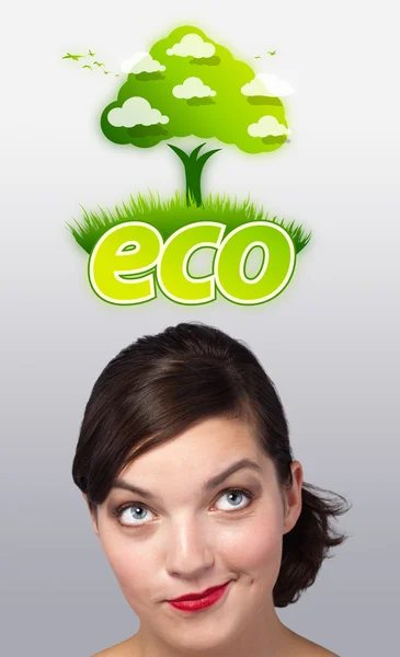 Meisje kijkend naar groene eco teken — Stockfoto