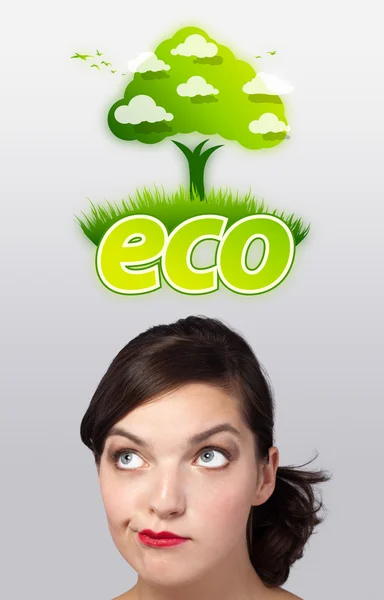 Mladá dívka hledá zavináč zelená eco — Stock fotografie