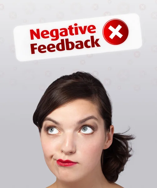 Menina olhando para sinais negativos positivos — Fotografia de Stock