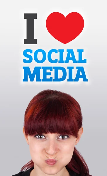 Fiatal lány keres szociális típusú ikonok és jelek — Stock Fotó