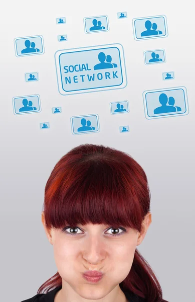 Ragazza guardando il tipo sociale di icone e segni — Foto Stock