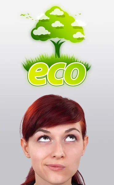 Młoda dziewczyna patrząc na eko zielony znak — Zdjęcie stockowe