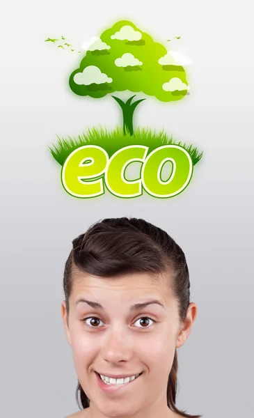 Jeune fille regardant signe vert eco — Photo