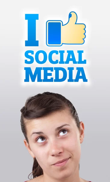 Молодая девушка смотрит на социальный тип икон и знаков — стоковое фото