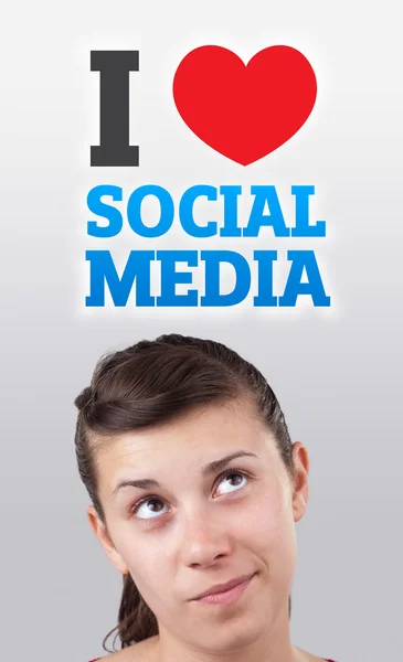 Молода дівчина дивиться на соціальний тип ікон і знаків — стокове фото
