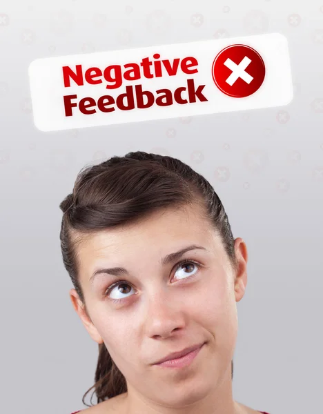 Ung flicka tittar på positiva negativa tecken — Stockfoto