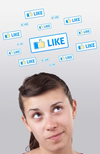 Menina olhando para o tipo social de ícones e sinais — Fotografia de Stock