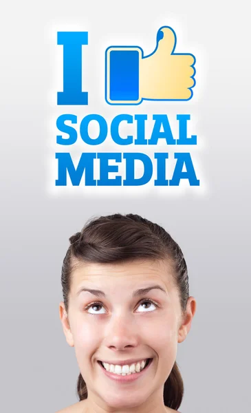 Mladá dívka při pohledu na sociální typ ikon a příznaky — Stock fotografie