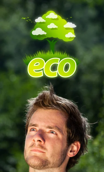 Молодая голова смотрит на зеленый экологический знак — стоковое фото
