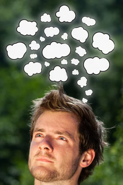 Mladí hlava myslí s mraky — Stock fotografie