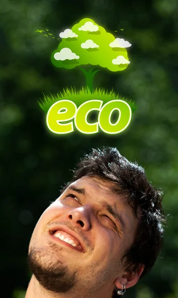 Junger Kopf blickt auf grünes Öko-Schild — Stockfoto