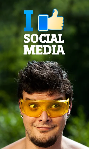 Mladí hlavou při pohledu na sociální typ ikon a příznaky — Stock fotografie