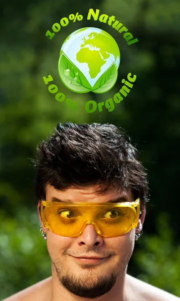 Jonge hoofd kijken naar groene eco teken — Stockfoto