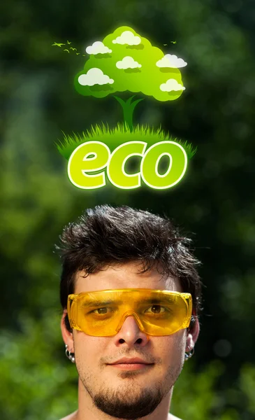 Młody głowę patrząc na eko zielony znak — Zdjęcie stockowe