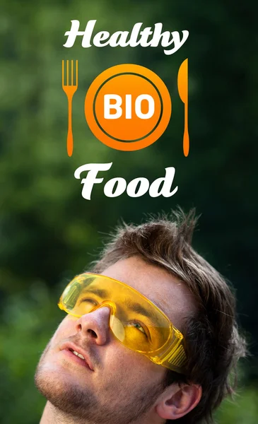 Mladí hlavou při pohledu na znamení zdravé potraviny — Stock fotografie