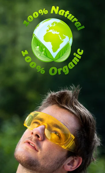 Cabeça jovem olhando para sinal ecológico verde — Fotografia de Stock