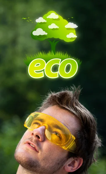Молодая голова смотрит на зеленый экологический знак — стоковое фото