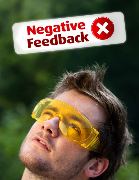 Cabeza joven mirando signos negativos positivos —  Fotos de Stock