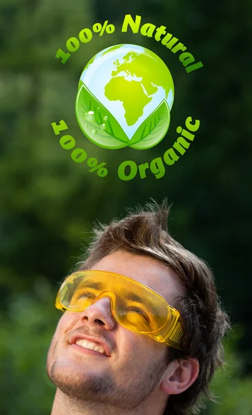 Unga huvud tittar på grön eco tecken — Stockfoto