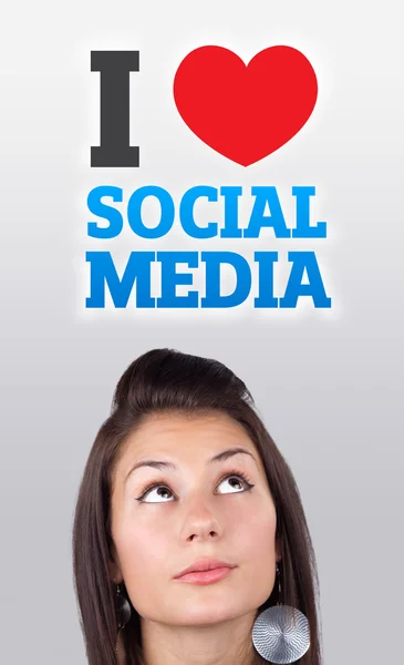 Молодая девушка смотрит на социальный тип икон и знаков — стоковое фото