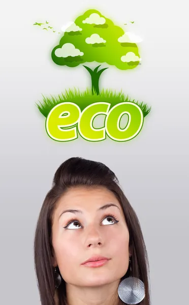 Νεαρό κορίτσι κοιτάζοντας πράσινο οικολογικό σήμα — Φωτογραφία Αρχείου