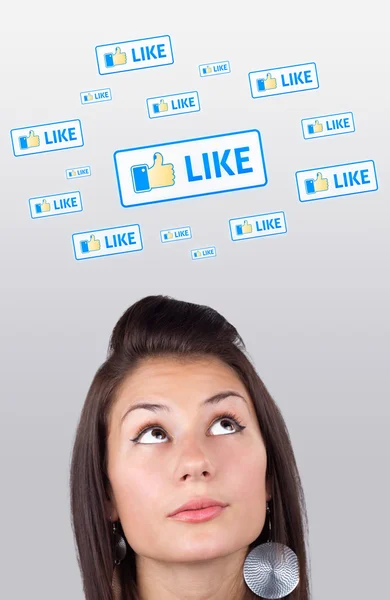 Chica joven mirando el tipo social de iconos y signos —  Fotos de Stock