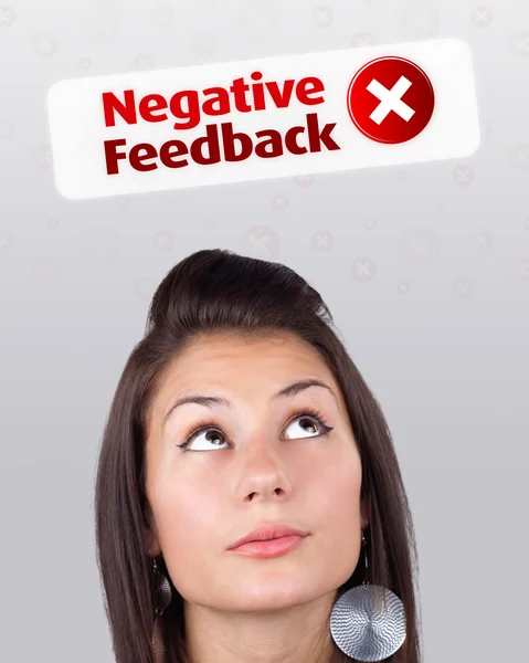 Giovane ragazza guardando i segni negativi positivi — Foto Stock