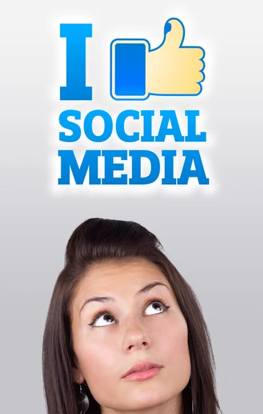 Fiatal lány keres szociális típusú ikonok és jelek — Stock Fotó